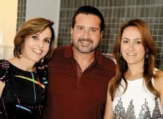 Tânia Jurema, da Refinare, recebe o casal de arquitetos Analice e Humberto Zirpoli. - CÉLIO COSTA, FÁVIO BORGES, FERNANDA SANTIAGO, GERSON LIMA, JADER DA ROCHA / RAVI STUDIO FOTOGRÁFICO, LR COMUNICAÇÃO, LULU PINHEIRO, MARCELO FANTIN, NAIDERON JR E TATIANE MARIANO