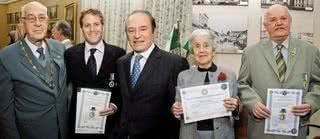 Ernani Costa Straube, pres. do Inst. Histórico e Geográfico do PR, homenageia Hugo Peretti Netto e seu pai, Percy, da construtora Hugo Peretti, e os jornalistas Rosy de Sá Cardoso e Cid Destefani. - CÉLIO COSTA, FÁVIO BORGES, FERNANDA SANTIAGO, GERSON LIMA, JADER DA ROCHA / RAVI STUDIO FOTOGRÁFICO, LR COMUNICAÇÃO, LULU PINHEIRO, MARCELO FANTIN, NAIDERON JR E TATIANE MARIANO