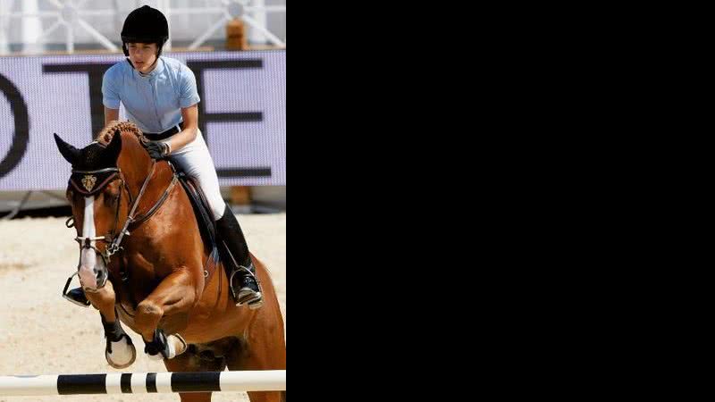 Montando o cavalo Troy, a sobrinha do monarca Albert II brilha como a madrinha do Monaco Pro- Am Cup e faz bonito com o uniforme assinado por luxuosa maison italiana. - Reuters