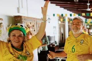 O presidente Lula e dona Marisa Letícia celebram a alegria brasileira jogo a jogo. - RICARDO STUCKERT/PR, REUTERS E DIVULGAÇÃO