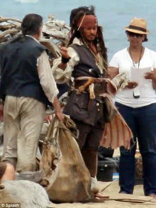 Johnny Depp nas filmagens do quarto filme de 'Piradas do Caribe' - Reprodução/DailyMail