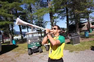 Helio Castroneves no "comando" de uma vuvuzela, pouco antes do início da partida - Ron McQueeney/IRL, Watkins Glen, NY, 02.06.2010