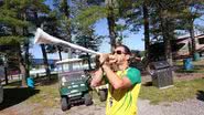 Helio Castroneves no "comando" de uma vuvuzela, pouco antes do início da partida - Ron McQueeney/IRL, Watkins Glen, NY, 02.06.2010