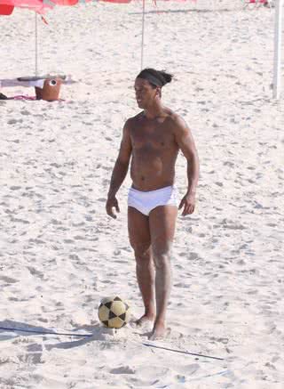 Ronaldinho joga futevôlei nas areias da praia da Barra da Tijuca - Dilson Silva / AgNews