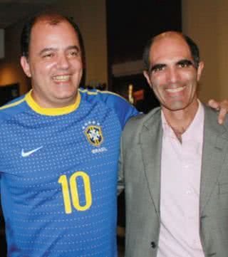 Ricardo Frota, da Globo, e Paulo Machado, do Turismo de Portugal no Brasil, assistem a jogo no shopping Eldorado, SP. - DENI BLOCH, CLAUDIO BONESSO, F&A ASSESSORIA, FRANCISCO VERA, JULIANA CENSI, LENITA FETA, PATRICIA TARTARI, SALVI CRUZ, THIAGO MORAES E WILSON ANDRADE