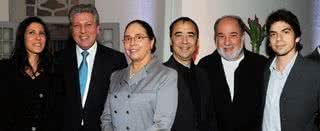 Luciane Miranda de Paula e José Carlos Grubisich, da Aliança Francesa de SP, recebem Mônica Serra, Bruno Boulay, Gilbert Stein e seu filho, Jonathan Stein, na nova unidade da escola, em SP. - EVA SIQUEIRA, FRANCISCO VERA, JOÃO RAPOSO, JORGE ROSEMBERG, KENIA, MURILO MEDINA, ROBERTO STUCKERT FILHO, SUZANE SABBAG, THAMIRES GOMES E WAGNER ORIGINES