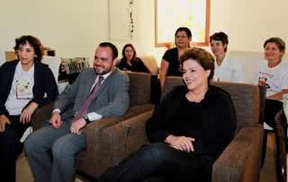 Com sua equipe, a candidata à presidência Dilma Rousseff confere jogo da Seleção, em Brasília. - EVA SIQUEIRA, FRANCISCO VERA, JOÃO RAPOSO, JORGE ROSEMBERG, KENIA, MURILO MEDINA, ROBERTO STUCKERT FILHO, SUZANE SABBAG, THAMIRES GOMES E WAGNER ORIGINES