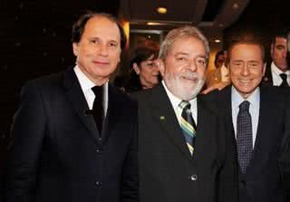 Luiz Inácio Lula da Silva entre o empresário Benjamin Steinbruch e o primeiroministro italiano, Silvio Berlusconi, na Fiesp, em SP. - EVA SIQUEIRA, FRANCISCO VERA, JOÃO RAPOSO, JORGE ROSEMBERG, KENIA, MURILO MEDINA, ROBERTO STUCKERT FILHO, SUZANE SABBAG, THAMIRES GOMES E WAGNER ORIGINES