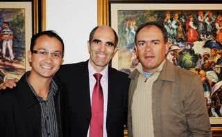 Os apresentadores Rodrigo Ruas e Ruy Façanário ladeiam Paulo Machado no lançamento de concurso no Consulado Geral de Portugal, em São Paulo. - EVA SIQUEIRA, FRANCISCO VERA, JOÃO RAPOSO, JORGE ROSEMBERG, KENIA, MURILO MEDINA, ROBERTO STUCKERT FILHO, SUZANE SABBAG, THAMIRES GOMES E WAGNER ORIGINES