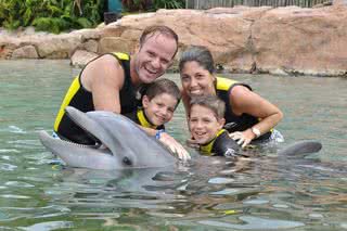 Rubens Barrichello com a mulher Silvana e os filhos Fernando e Eduardo - Divulgação