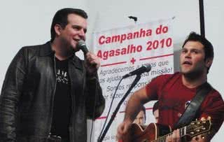 A dupla sertaneja Marcos e Belutti cantam em evento da Cruz Vermelha Brasileira, SP. - ANDRÉ VICENTE, FÁBIO CERATI, FÁBIO MIRANDA/OPÇÃO FOTOGRAFIA, GLAYCON MUNIZ, GUILHERME PARANHOS, JORGE ROSEMBERG, KELLY ABICAIR, PAULO RODRIGUES/DIVULGAÇÃO, REUTERS, REVISTA APPARENZA, STELLA COBRA E URAN RODRIGUES