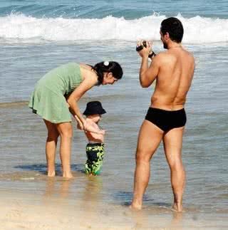 Carlos Bonow leva Keila e Conrado à praia - J. HUMBERTO/AGNEWS