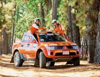 O aprendiz e o piloto Robson Gouveia prontos para a largada da 4ª Etapa da Mitsubishi Cup Sudeste 2010: estreia como navegador em prova disputada por veteranos. - SAMUEL CHAVES/ S4 PHOTO PRESS