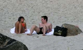 Lionel Messi e namorada, Antonella Roccuzzo, tomam sol - Adilson Lucas e Delson Silva/AgNews