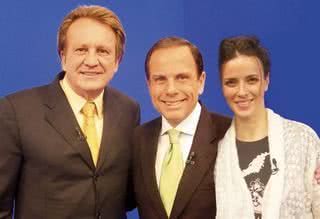 João Doria Jr., ao centro, reúne Edson de Godoy Bueno, da Amil, e a chef Helena Rizzo, no programa Show Business, da Band, em SP, e acompanha... - ANDRÉIA ARBEX, DANILO SORRINO, ENEIDA SIMÕES, FABIO RISNIC, JULIANA CENSI, JULIANA CINTRA, MARCOS RIBAS, PAULO GUIMARÃES, RAFAEL ALMEIDA, SAMUEL CHAVES, THIAGO DAHAS, TIAGO LIMA E WALDEMIR FILLETI