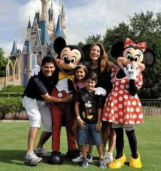 Cesar Filho e Elaine com os filhos no verão da Disney