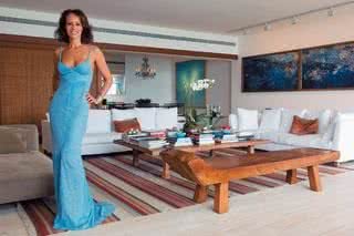 O glamour da ex-modelo na sala do apartamento de 600 m2, na praia de Ipanema, decorada com móveis rústicos e mesa de vidro de murano com velas de santos e figa de madeira. - FOTOS: CADU PILOTTO; PRODUÇÃO: CLAUDIA MELLO; BELEZA: DUH