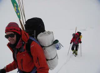 Waldemar Niclevicz e o também alpinista brasileiro Irivan Burda - Arquivo pessoal