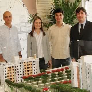 Os primos Fabiana e Jayme Canet (ao centro), recebem Arsenio Almeida e Nilton Antonietto, ambos da Thá Incorporadora, para o lançamento do Condomínio Residencial Barcelona Neoville. - GUI WOLF, LEILANE PEREIRA, LÍDIO PEREIRA, LÍGIA LAGOS, NAIDERON JR., NEIDE COSTA, PAULINHO LEITE, PATRICIA TARTARI, RICARDO TOD DECHANDT E RODRIGO MARQUES