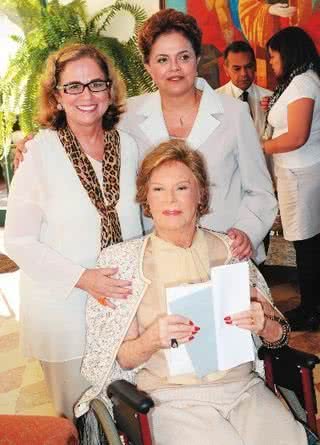 Dilma Rousseff e Hildegard Angel com a anfitriã Lily Marinho - JOÃO MÁRIO NUNES