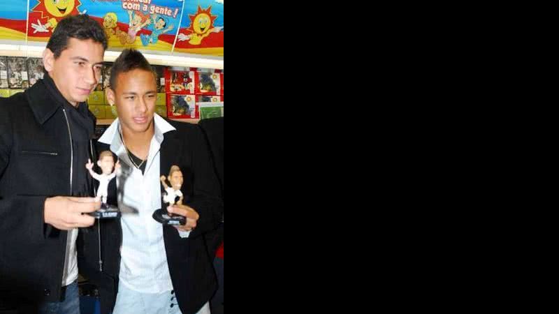 A dupla santista Ganso e Neymar com suas miniaturas - Celso Akin / AgNews