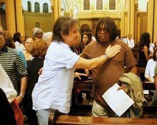 Na Igreja Nossa Senhora da Paz, Rio, Roberto cumprimenta Milton na Missa de Sétimo Dia de Maria Victória Priolli. - DANIEL DELMIRO/AGNEWS E RODRIGO DOS ANJOS/AGNEWS