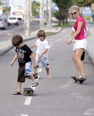 Ana Paula Tabalipa com os filhos Pedro e Tom - Adilson Lucas / AgNews