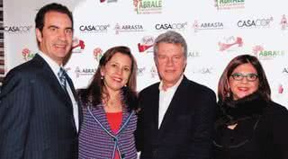 Denisarth Steagall Júnior, a mulher, Merula, presidente da Associação Brasileira de Linfoma e Leucemia, e Marcos Hummel, jornalista, em jantar no Badebec, de Lourdes Bottura, em prol da instituição. - CACÁ BERNARDES , CELINA GERMER, HENRIQUE DONADIO, MARCIA STIVAL, MARINA DEIENO, OVADIA SAADIA, PAULO VIEIRA/CAPITULOHUM, SUZANE SABBAG E ULISSES MATANDOS