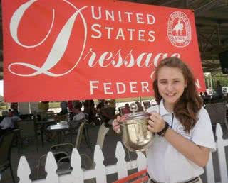 Nos Estados Unidos, Gabi mostra o troféu de Melhor Amazonas Estrangeira - Arquivo pessoal