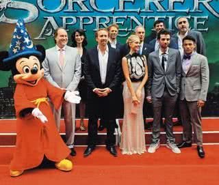 Mickey Mouse, Jon Turteltaub, Nicolas Cage, Teresa Palmer, Jay Baruchel e Gregory Woo. Atrás: Katherine Oliver, Jerry Bruckheimer, Michael Bloomberg, um convidado e Alfred Molina - Reuters