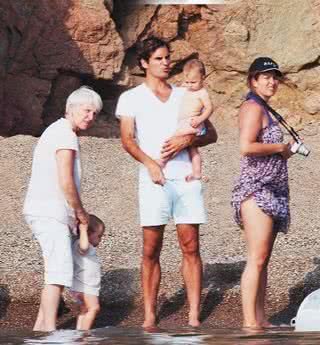 Federer leva as filhas, as graciosas Charlene Riva e Myla Rose, para tomar seu primeiro banho de mar na praia de Girolata em companhia da sogra, Drahomira, e da amada. - Southern Press