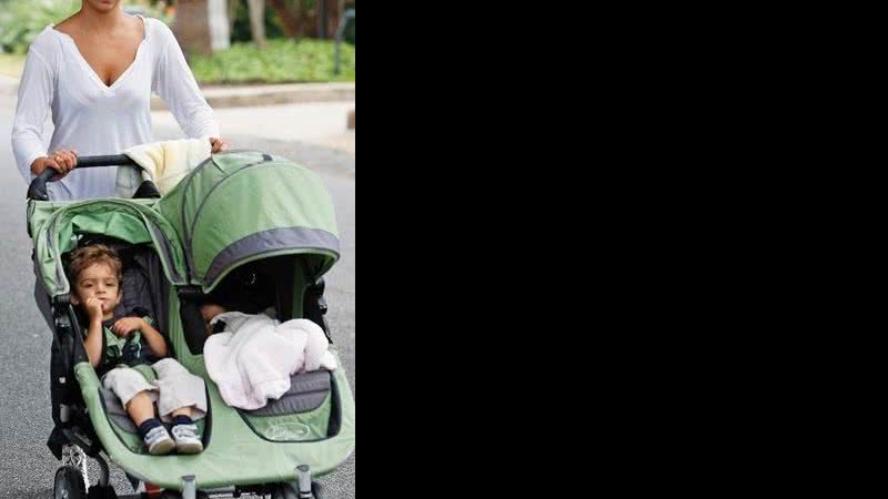 Camila Alves e o novo Levi - SPLASHNEWS