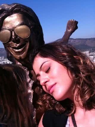 Carol Castro tira fotos com estátua de Michael Jackson no Morro Santa Marta - Reprodução/Twitter