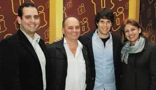 Gustavo Leão lança Ti Ti Ti no Royal Plaza Shopping entre Denison Camargo e Luiz Roberto Parizotto, ambos do shopping, e Silvana Postiglioni, da RPC TV. - EMERSON TOUCHE, FABIANO NEVES, FRED PONTES, HENRIQUE FALCI, KOBIYAMA, NAIDERON JR., RENATA VIDIGAL E VIVIAM FERNANDEZ