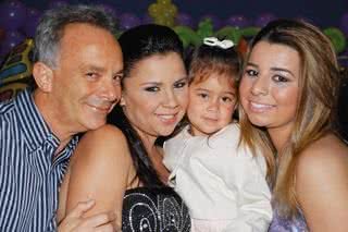 Manuela faz 3 anos entre o avô, Jorge Ghanem, a mãe, Mariana, e a tia, Lívia. - BRUNA ROBASSA , BRUNO STUCKERT , CRISTIANO SÉRGIO, GERSON LIMA, GUSTAVO BRAXTER, GUSTAVO FAVORETO , GUSTAVO GRACINDO, SAMUEL CERQUEIRA E ZULEICA MORAIS