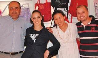 A atriz Adriana Birolli confere showroom da Cordez com Cloves Vieira e Jani Kim, da marca, e o produtor artístico Aislan Caires, em SP. - DIOGO CRUZ, ERASMO NASCIMENTO, GUILHERME PARANHOS, HELOÍSA DERGHAM, PAULO FASANELLA, RICARDO PRADO, ROBERTO NOGUEIRA, ROGÉRIO CUNHA, RONEIA FORTE E YURI ZOUBAREF