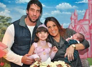 A atriz Leka Begliomini festeja os 4 anos da filha Giovanna com seu amado, Thiago Lobo,e o filho Gabriel no buffet Magic Place, SP. - ANTÔNIO CARLOS CARREIRO, CACÁ BERNARDES, CLÁUDIO IZIDIO, FÁBIO ZANZERI, JULIANA CENSI, OVADIA SAADIA, RODRIGO ZORZI, SILVIA FERREIRA E STANLEY MIRANDA