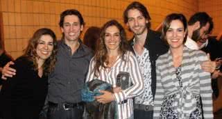 Flavio Baiocchi (2º da esq. para a dir.) é aplaudido por Marcela Leal, o casal Mara Carvalho e Carlos Martin e Virgínia Nowicki, em SP. - ANDRÉ VICENTE, BETTO SIQUEIRA, CÉLIA JORDANI, DEBORAH VAIDERGORN, DENIS RIBEIRO, ERICO MARMIRO LI, FRÂNCIO DE HOLLANDA, MARCELO LIMA, MÁRCIA STIVAL, PEPE FILHO, RICARDO MIYAJIMA E VANESSA ALVAIZ