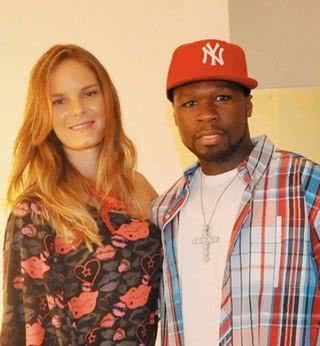 A top Marcelle Bittar saúda o rapper 50 Cent, que lança na loja Yo!, em SP, a grife G-Unit. - ANA CAROLINA LOPES, DANI MAXXY, DEBORAH VAIDERGORN, FABIO GUINALZ, JADER DA ROCHA, JUAN GUERRA, JULIANA CENSI, LORENZO FABRI, MARCOS SNOOP, MURILO TOBIAS E VITOR FRICK