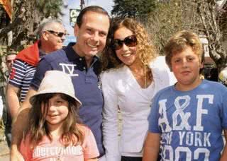 João Doria Jr. e os filhos Carolina e Felipe almoçam com Daniela Mercury, no Badebec Montanha. - CLAUDIO FETT, CLAUDIO IZIDIO, CLEO VELLEDA, DIVULGAÇÃO, FREDY UEHARA, JOÃO PASSOS/BRASIL FOTOPRESS, LIANE NEVES, LUIZ MACHADO, MARCIA STIVAL, MATHIAS COARACY, PATRICK MCMULLAN, ROBERTA YOSHIDA E SALVI CRUZ