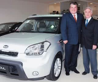 O presidente da Kia Motors do Brasil, José Luiz Gandini, visita a Kia Süd, de Renato Conill, em Porto Alegre. - CÍNTIA SANCHEZ, LIANE NEVES, MARGARETH ABUSSAMRA/ABUSSAMRA PHOTOS, NATÁLIA DIEGUES E RAFAELLA SILVA, ERICO MARMIROLI E REUTERS