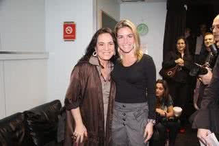 Regina Duarte e Monique Alfradique tiram fotos no camarim - Anderson Borde/AgNews