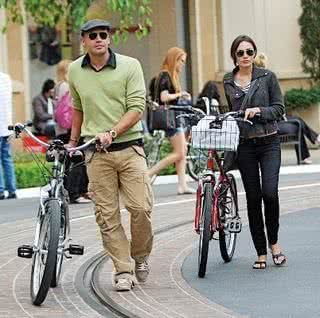 Billy Zane faz passeio a dois - QUEEN INTERNATIONAL