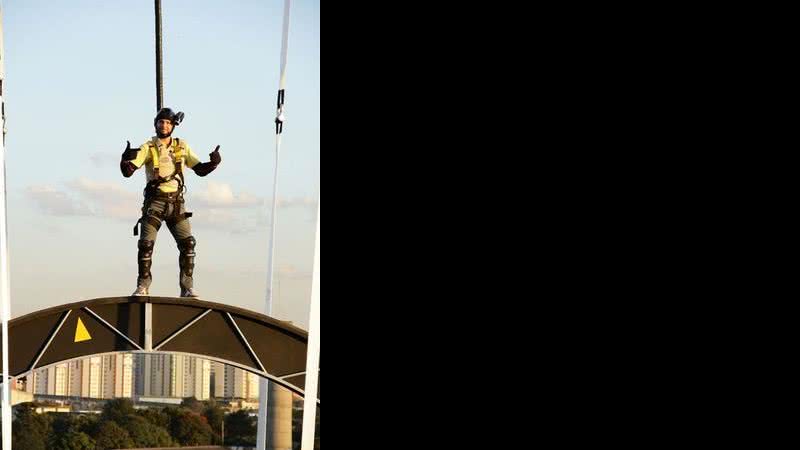 Mário Frias grava a abertura de 'O Último Passageiro' em uma roda gigante, suspensa a 40 metros do chão - Wayne Camargo