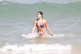 Priscila Fantim se refresca na praia da Barra da Tijuca, Rio de Janeiro - AgNews