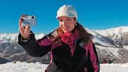 Encantada com o cenário, a bela atriz da Record fotografa a Cordilheira dos Andes. - SELMY YASSUDA/ARTEMISIA FOT. E COMUNICAÇÃO