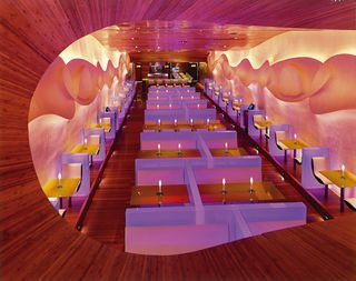 Localizado na Filadélfia, o Morimoto foi o primeiro restaurante projetado por Karim Rashid,a decoração agradou tanto que rendeu diversos prêmios e trouxe muitos outros projetos de interior para o designer - Divulgação