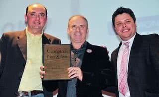 José Carlos Bichega e Volnei Serafim, da Catedral do Chopp, recebem de Paulo Eduardo da Costa o prêmio Melhor Chope da região, em Campinas, interior de SP. - BETTO SIQUEIRA, CELINA GERMER, FLÁVIO SANTANA, GIS CIASCA, JOSÉ RICARDO, KATIANE SOMBRA, LORENZO FABRI, LUCIANA PRÉZIA E RAFAELLA SILVA