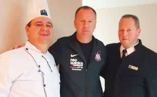 Mano Menezes, técnico da Seleção Brasileira, entre o chef Francisco Frasson e Lupercio Moises, no Giallo Restaurante. - CARLOS PRATES, CÁTIA HERRERA, DEBORAH VAIDERGORN, FABIO ZANZERI, FERNANDO CASSINI, FREDY UEHARA, JOÃO SAL, MARCELA DANGOT, MONICA PEGADO, RENÉ MARTINS, RICARDO PRADO E WILSON ANDRA