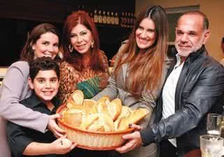 Renato Franchi (à dir.) e os filhos, Renata e Renato, recebem a atriz Suzy Ayres e a decoradora Andréa Guimarães na sua Bread & Co, em São Paulo. - CARLOS PRATES, CÁTIA HERRERA, DEBORAH VAIDERGORN, FABIO ZANZERI, FERNANDO CASSINI, FREDY UEHARA, JOÃO SAL, MARCELA DANGOT, MONICA PEGADO, RENÉ MARTINS, RICARDO PRADO E WILSON ANDRA